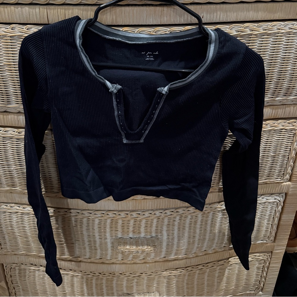 Urban Outfitters Ribbed Cropped Black V-neck Long Sleeve